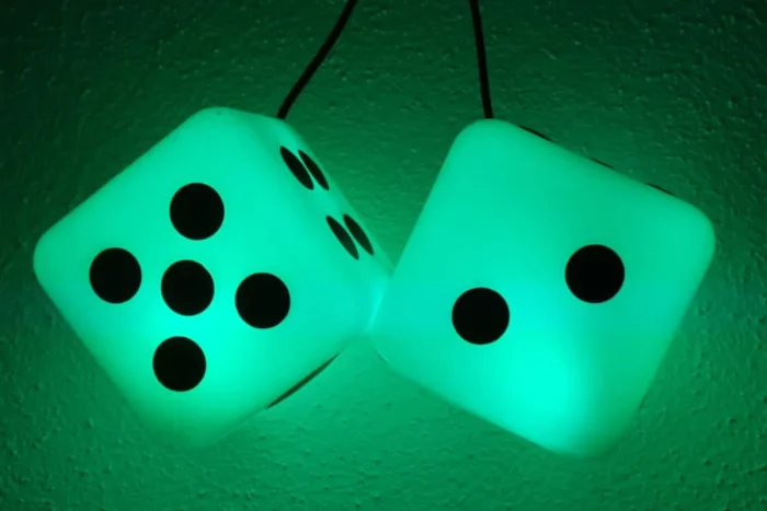 led beleuchtete fuzzy dice wuerfel im set rgb mit usb rot blau gruen weiss usw~6