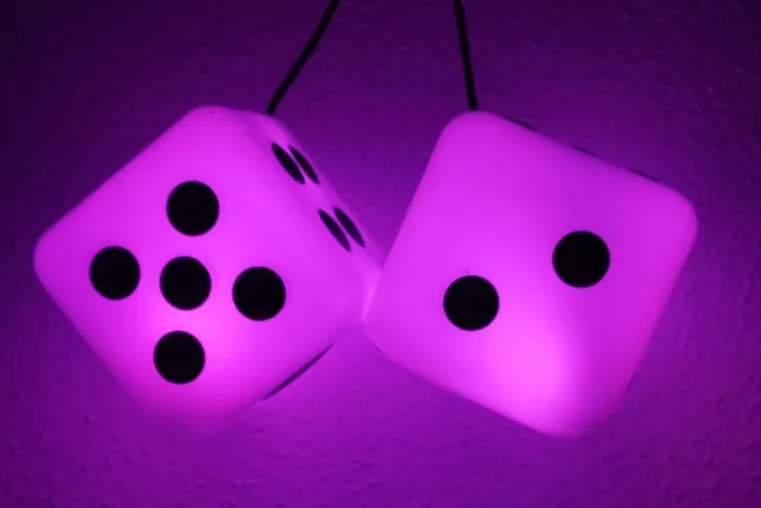 led beleuchtete fuzzy dice wuerfel im set rgb mit usb rot blau gruen weiss usw~7