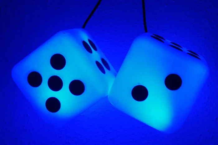 led beleuchtete fuzzy dice wuerfel im set rgb mit usb rot blau gruen weiss usw~9